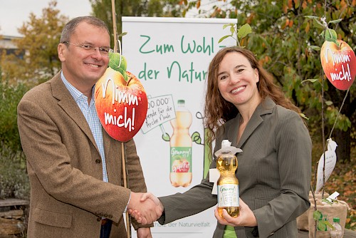 Reinhard Zuba (Geschäftsführer Arche Noah) und Margareta Seiser (Initiatorin und Projektleiterin Leiterin Marketing und PR Egger Getränke), © Egger Getränke, Fotograf: Bill Lorenz